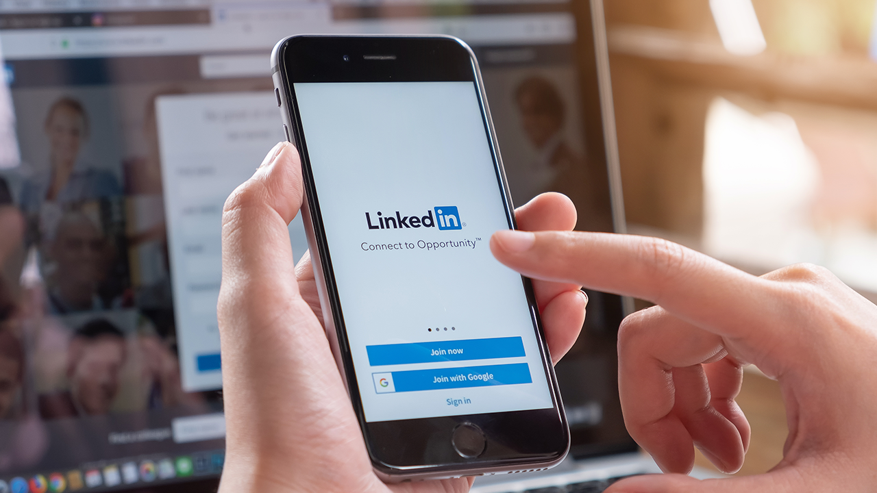 Navigating the LinkedIn Landscape: Tips for Job Seekers and Career Advancement